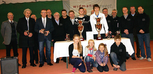 Das Foto zeigt die beiden Sieger mit Turnierleitung und Turnierausschuss, den Ehrengästen und Sponsoren.