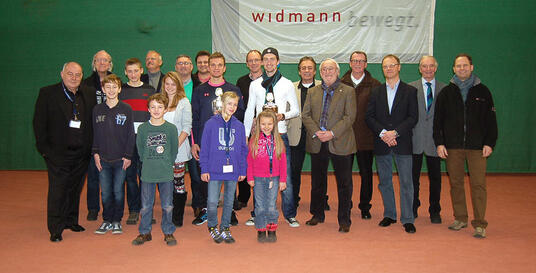 Das Foto zeigt die beiden Sieger mit Turnierleitung und Turnierausschuss, den Ehrengästen und Sponsoren.